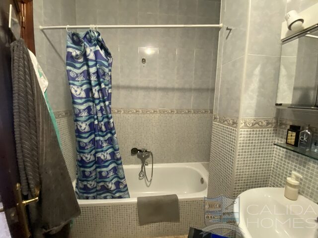 Image No.20-2 Bed Townhouse for sale