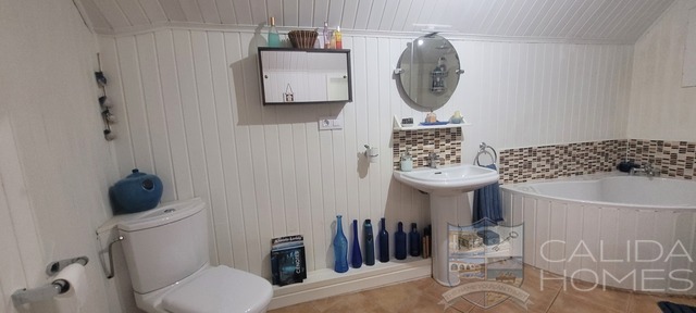 Image No.18-3 Bed House for sale