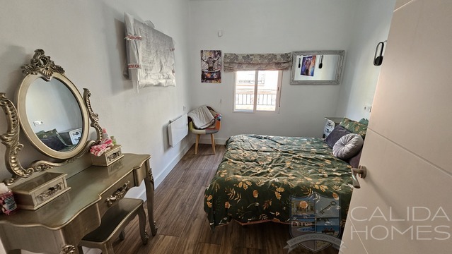 Image No.13-4 Bed Townhouse for sale