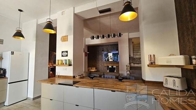 Image No.4-4 Bed Townhouse for sale