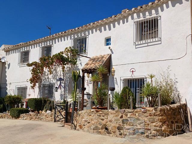 Image No.1-6 Bed Townhouse for sale