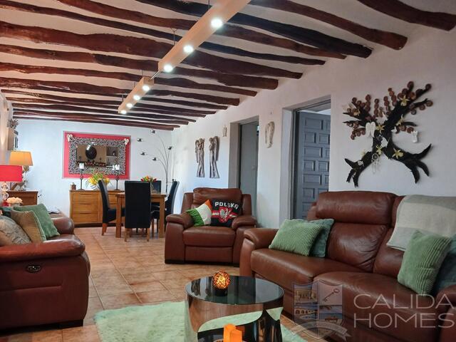 Image No.10-6 Bed Townhouse for sale