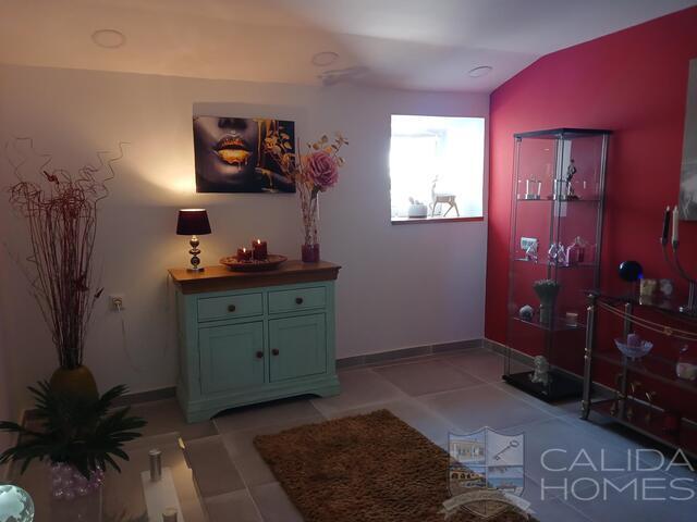 Image No.11-6 Bed Townhouse for sale