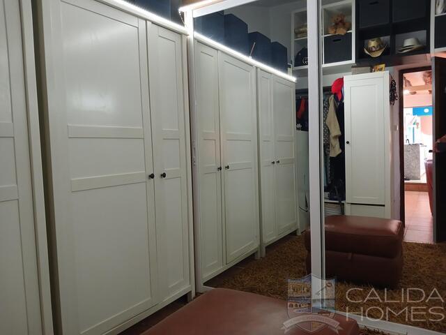 Image No.12-6 Bed Townhouse for sale