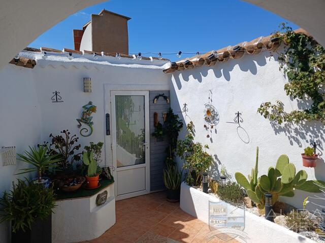 Image No.14-6 Bed Townhouse for sale