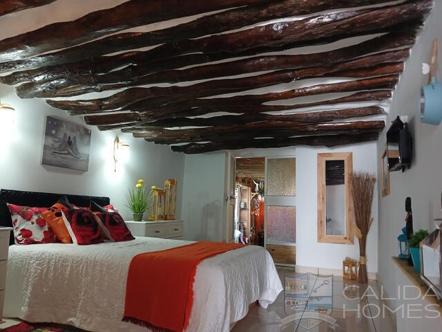 Image No.15-6 Bed Townhouse for sale