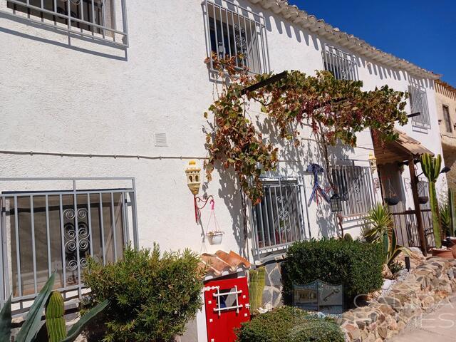 Image No.2-6 Bed Townhouse for sale