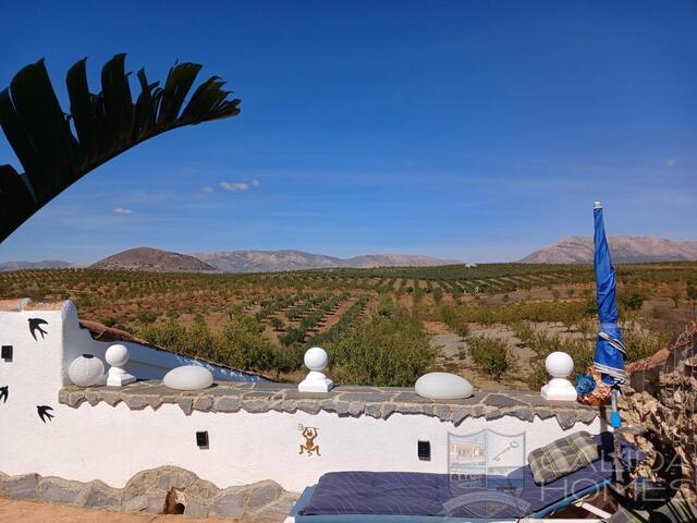 Image No.20-6 Bed Townhouse for sale