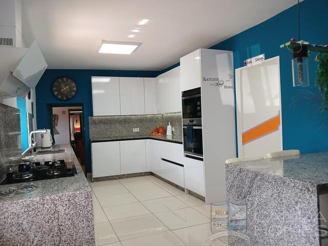 Image No.6-6 Bed Townhouse for sale