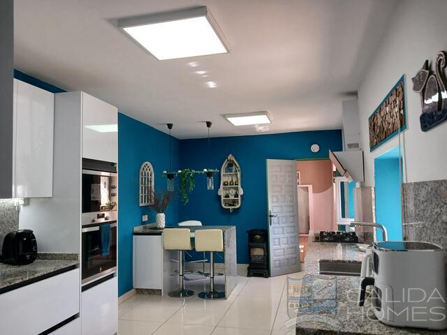 Image No.7-6 Bed Townhouse for sale