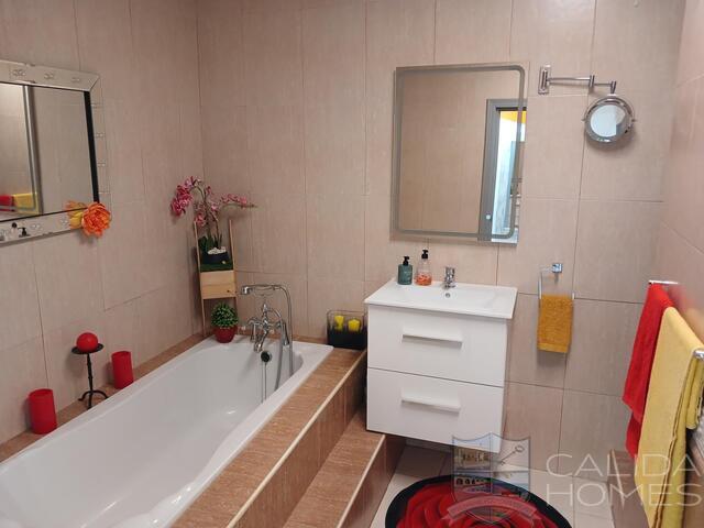 Image No.8-6 Bed Townhouse for sale