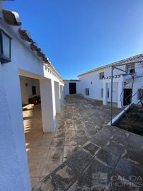 cortijo-vigas-detached-character-house-for-sa