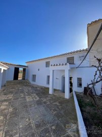 cortijo-vigas-detached-character-house-for-sa