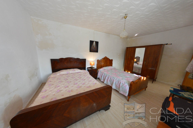 Image No.16-5 Bed Property for sale