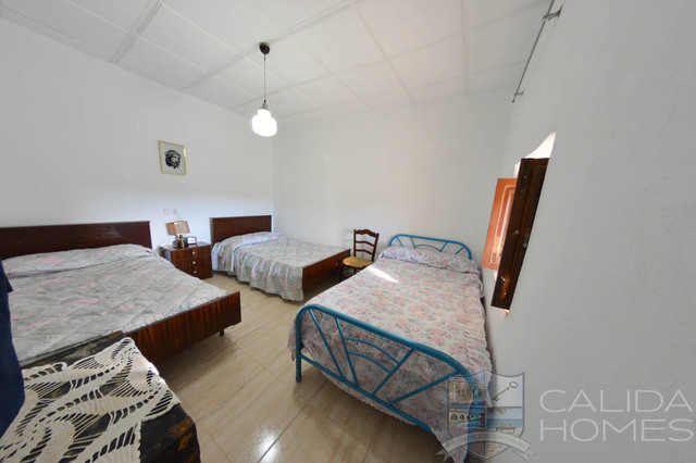 Image No.17-5 Bed Property for sale
