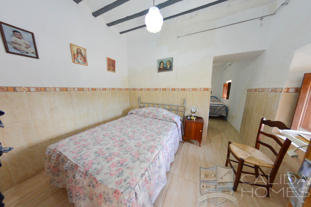 Image No.18-5 Bed Property for sale