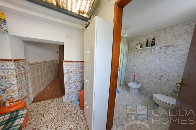 Image No.20-5 Bed Property for sale