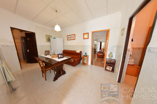 Image No.9-5 Bed Property for sale