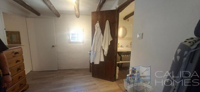 Image No.16-5 Bed Property for sale