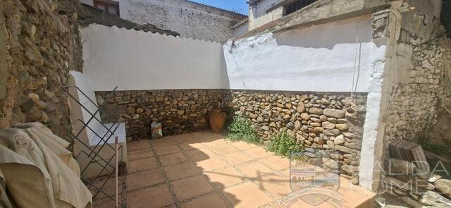 Image No.7-5 Bed Property for sale