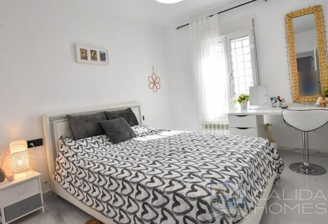 Image No.17-4 Bed House for sale