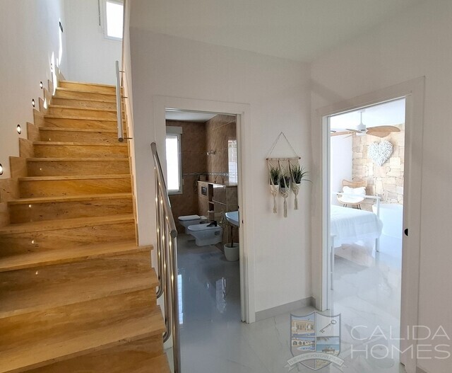 Image No.18-4 Bed House for sale