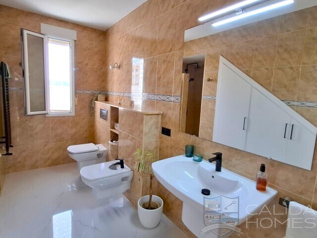 Image No.19-4 Bed House for sale