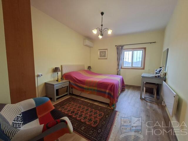 Image No.17-4 Bed Townhouse for sale
