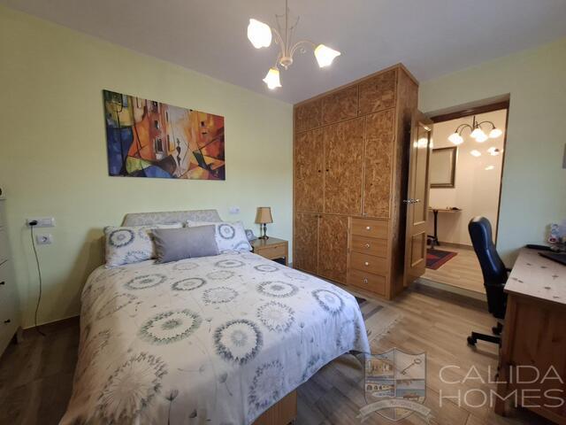 Image No.18-4 Bed Townhouse for sale