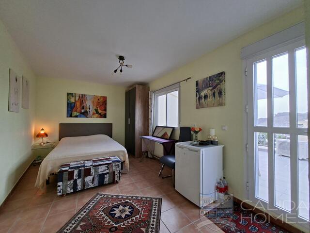 Image No.19-4 Bed Townhouse for sale