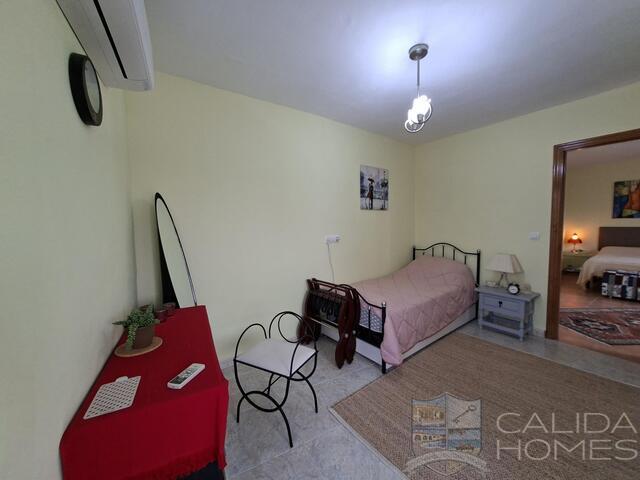Image No.20-4 Bed Townhouse for sale