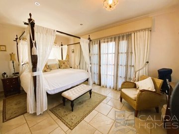 villa-magnifica--resale-villa-for-sale-in-ver