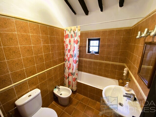 Image No.18-4 Bed House for sale