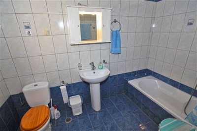 27bathroom-1659435297