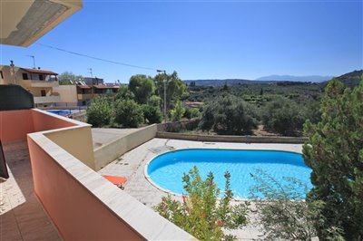 9balconyandpool-1675168588