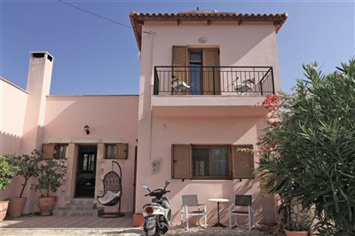 6housefront-1696411640