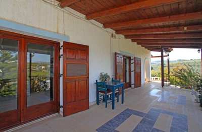 7frontveranda2-1742821679