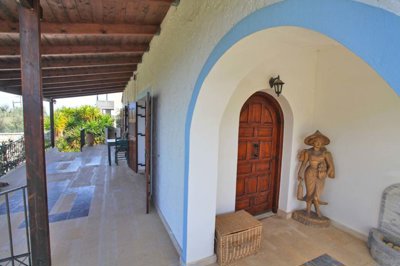 9frontveranda4-1742821679