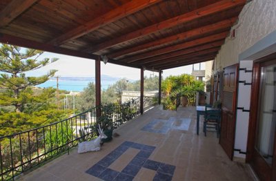 8frontveranda3-1742821680