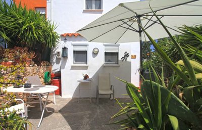 7frontpatio2-1746009188
