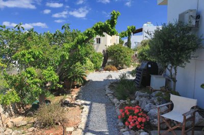 13housesideandgarden-1746606936