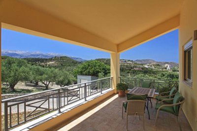 18housefrontveranda2-1748252692