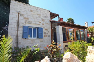 4housefront-1749728083