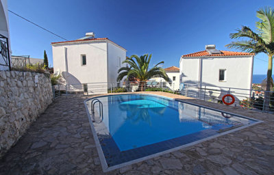 4houserearandpool-1761906598
