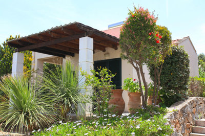 4apartmentfront-1781173676