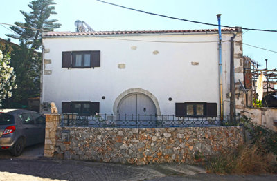 2housefront-1782477437