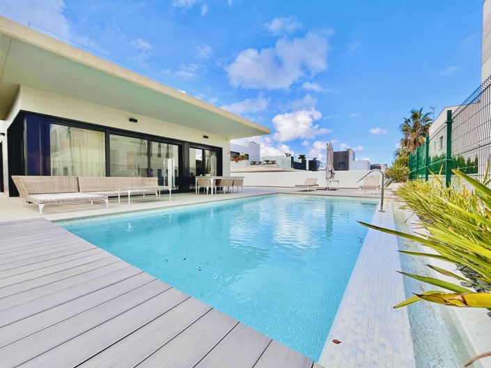Image No.1-4 Bed Villa for sale