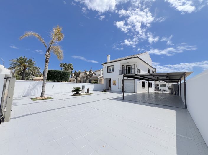 Image No.1-6 Bed Villa for sale