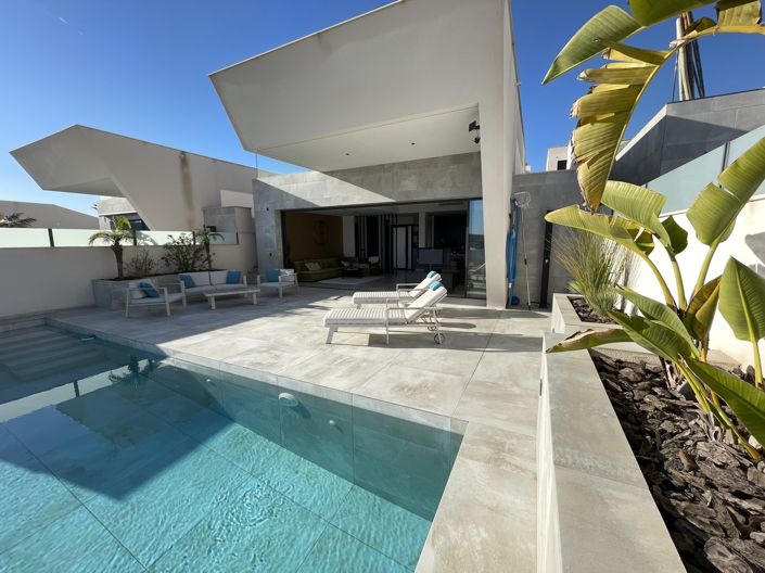 Image No.1-4 Bed Villa for sale
