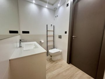 propertyimage1vkqn9crm520250820055118